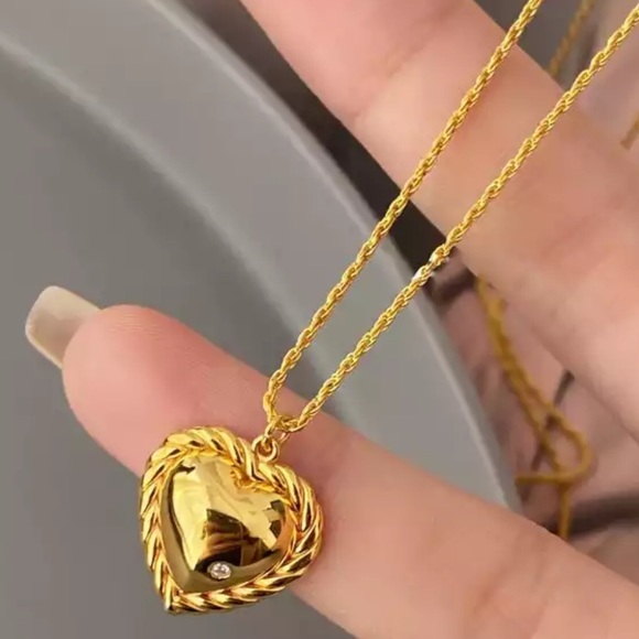 ✨Insta heart 💛 gold plated necklace - Picture 4 of 4